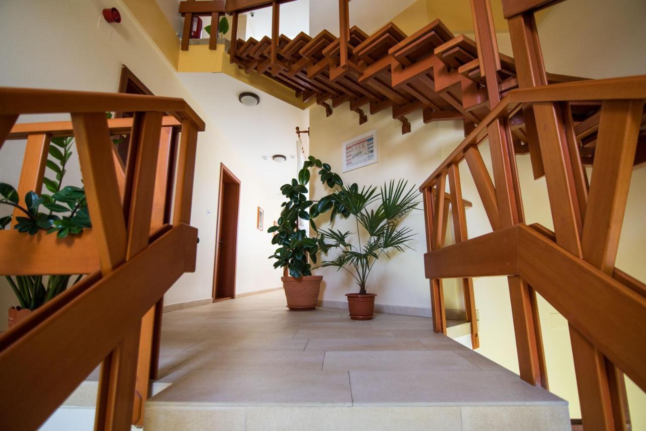 Bonanza Pensiune&Restaurant Mera Bagian luar foto